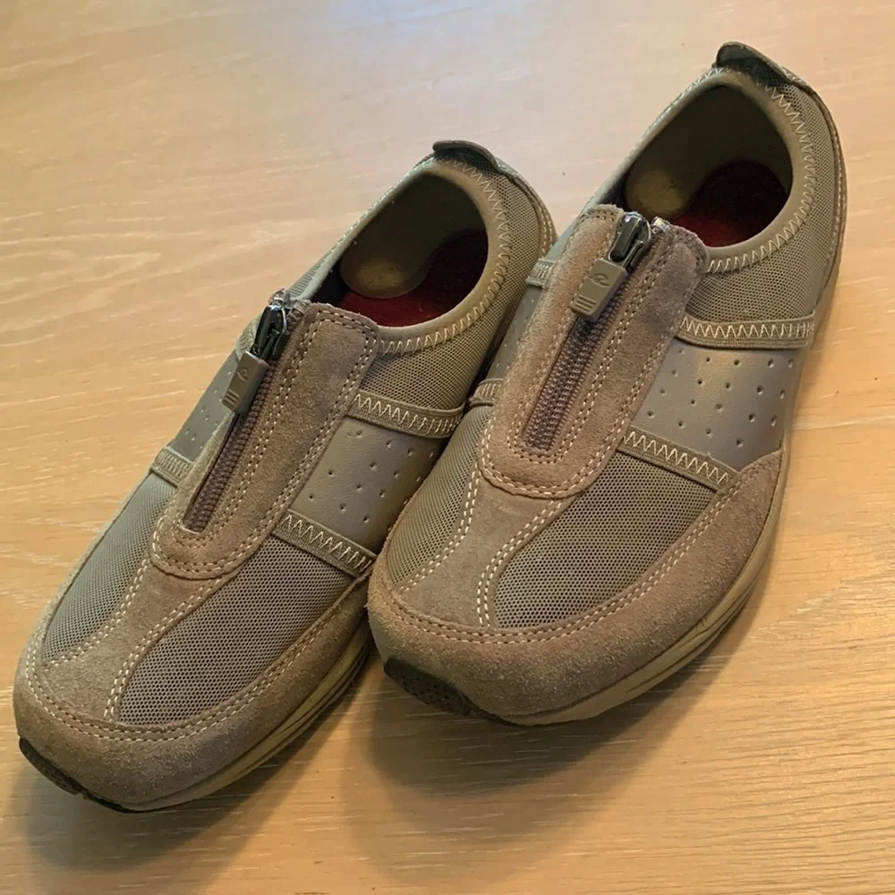 Easy Spirit leather women’s athletic shoes light wear, Sz 6.5 look comfortable